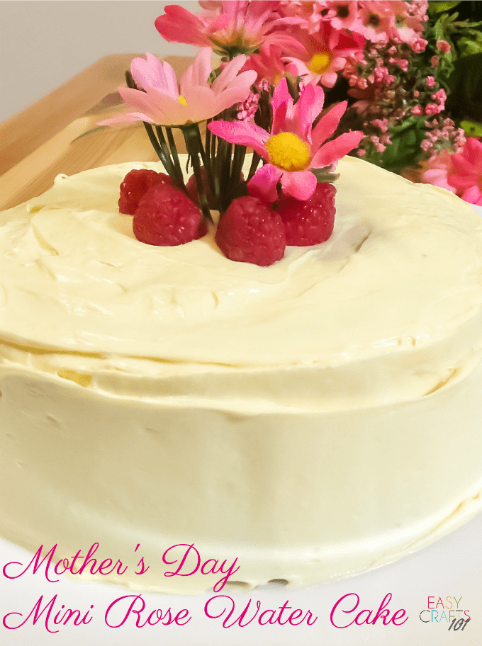 Cake with white forsting, topped with raspberries and flowers