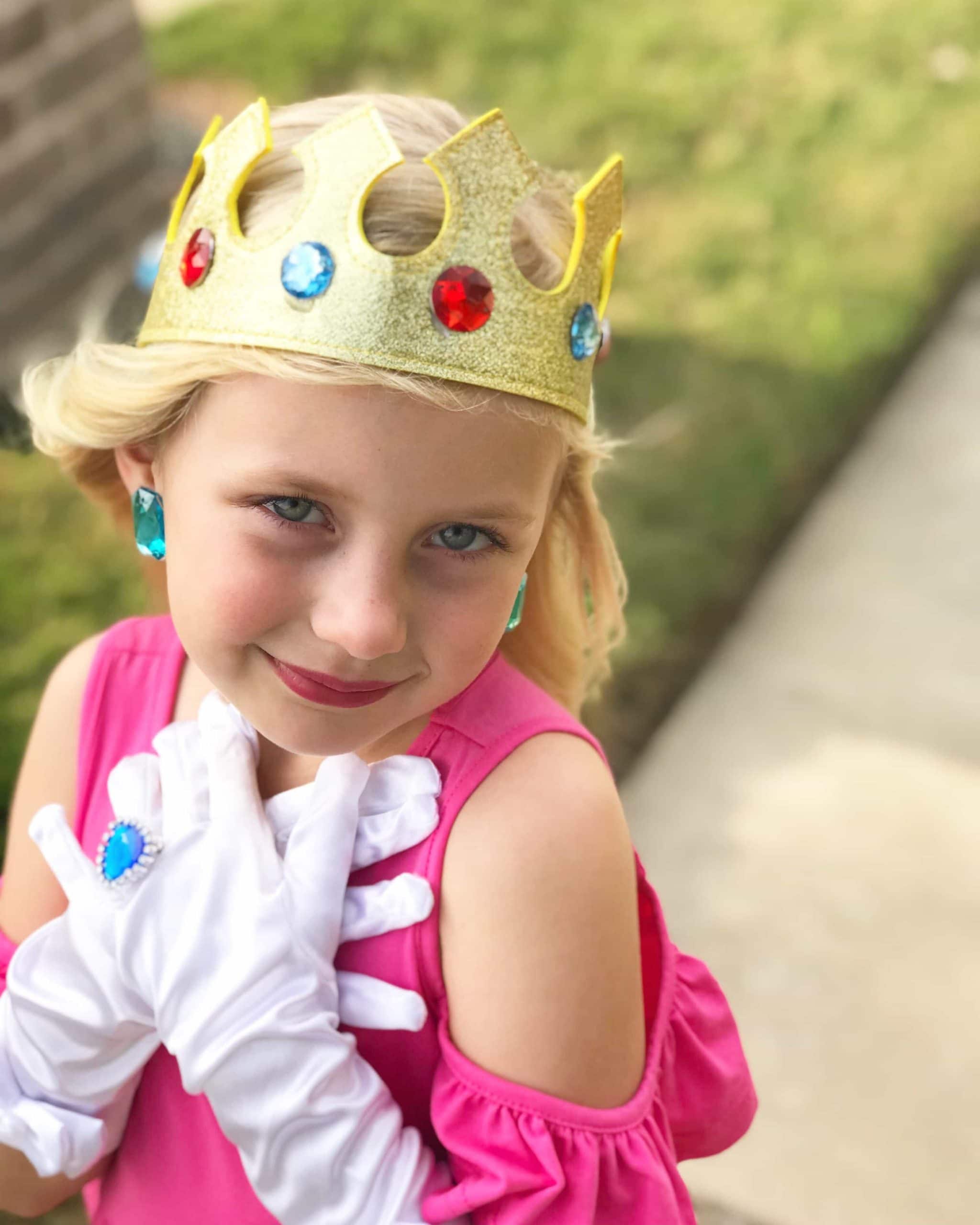 This DIY Princess Peach costume is so easy to throw together - no crafty sk...