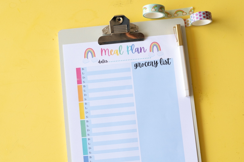 Today I'm sharing an adorable rainbow breakfast lunch dinner meal planner printable. This unique printable will let you keep an entire week of meals organized on one single sheet! 